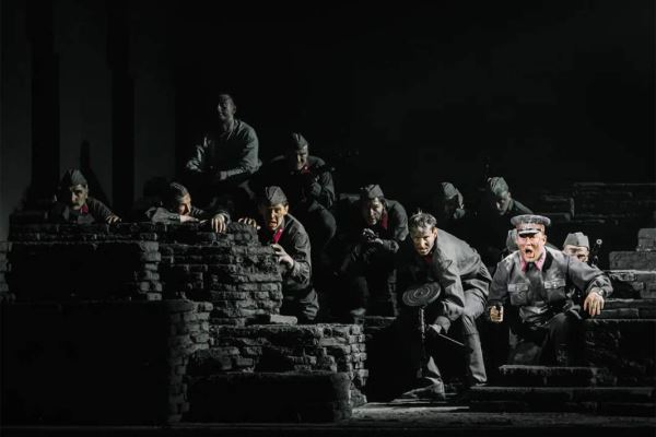 Взгляды с экрана: Владимир Машков выпустил спектакль «В списках не значился»