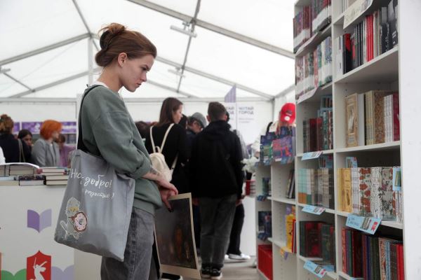 С Красной — строки: у стен Кремля стартовала книжная ярмарка