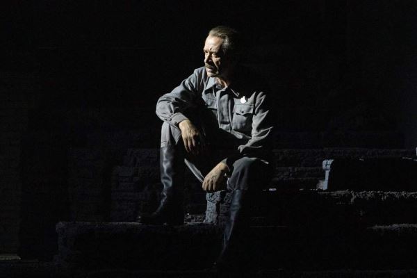 Взгляды с экрана: Владимир Машков выпустил спектакль «В списках не значился»