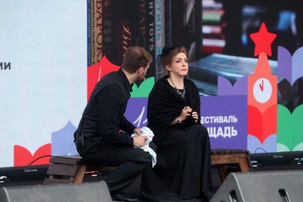 С Красной — строки: у стен Кремля стартовала книжная ярмарка