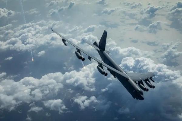 «B-52 не помешают»: Израиль уговаривает США присоединиться и добить Иран