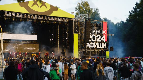 Воздушные фаны: AY YOLA в «Лужниках», Найк Борзов на VK Fest