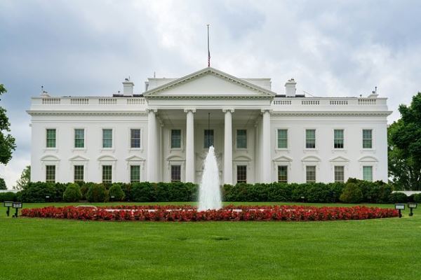 Белый дом: Трамп не планирует усиливать санкции против России, но оставляет их в резерве